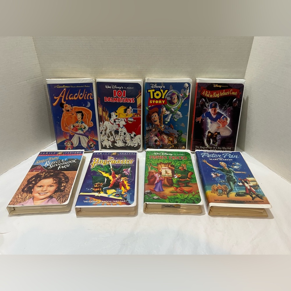 8 VHS: Aladdin, Toy Story, Peter Pan, Robin Hood, 101 Dalmatians, The Pagemaster